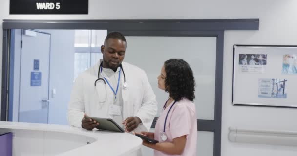 Elfoglalt Változatos Orvosok Használják Tabletta Beszél Kórházban Lassított Felvételen Gyógyászat — Stock videók