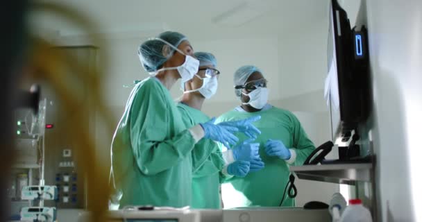 严重多样的外科医生 带着面罩 慢动作检查手术室的X光 保健和护理 — 图库视频影像