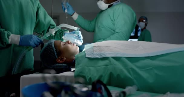 Diversi Chirurghi Con Maschere Facciali Che Utilizzano Maschera Ossigeno Sul — Video Stock