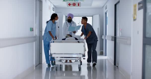 忙碌多样的医生和外科医生慢吞吞地和病人一起在医院病床上行走 保健和护理 — 图库视频影像