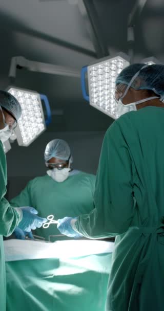 Vídeo Vertical Diversos Cirurgiões Com Máscaras Faciais Durante Cirurgia Câmera — Vídeo de Stock