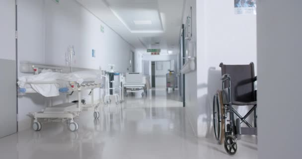 全景空旷的医院走廊与轮椅和病人的慢动作床 保健和护理 — 图库视频影像