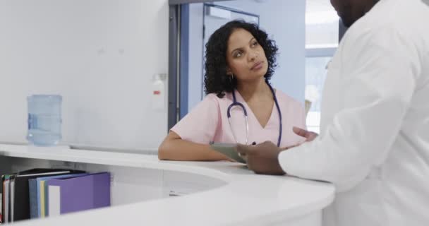 忙碌多样的医生使用平板电脑 慢吞吞地在医院里交谈 技术和护理 — 图库视频影像