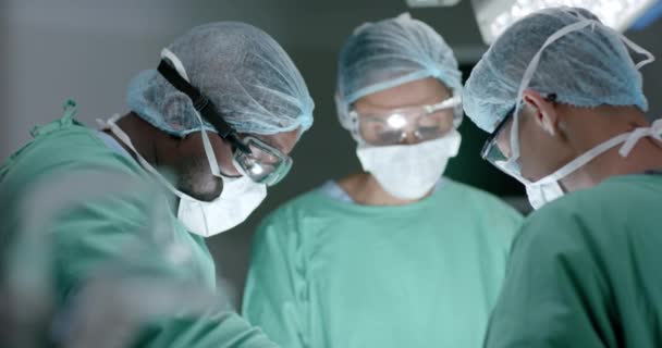 Cirurgiões Diversos Com Máscaras Faciais Durante Cirurgia Centro Cirúrgico Câmera — Vídeo de Stock