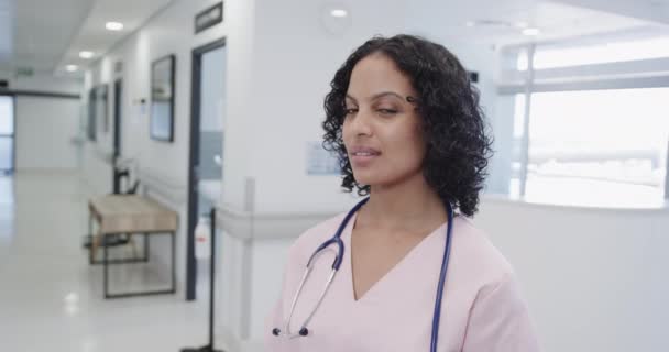 Portret Van Een Vrolijke Biraciale Vrouwelijke Arts Het Ziekenhuis Slow — Stockvideo