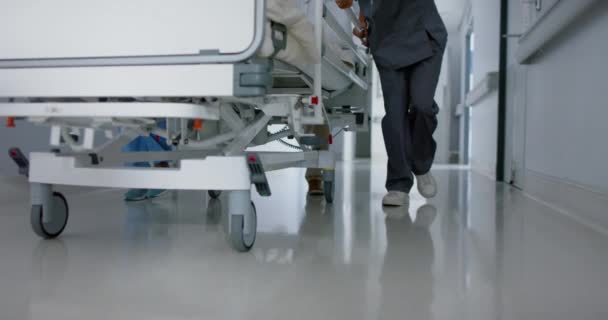 Médico Diverso Cirurgiões Andando Com Paciente Cama Hospital Câmera Lenta — Vídeo de Stock