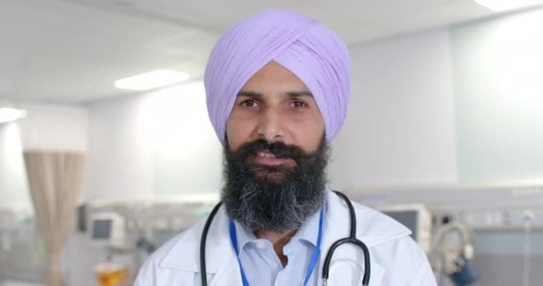 Portrait Heureux Biracial Sikh Médecin Masculin Turban Regardant Caméra Hôpital — Video