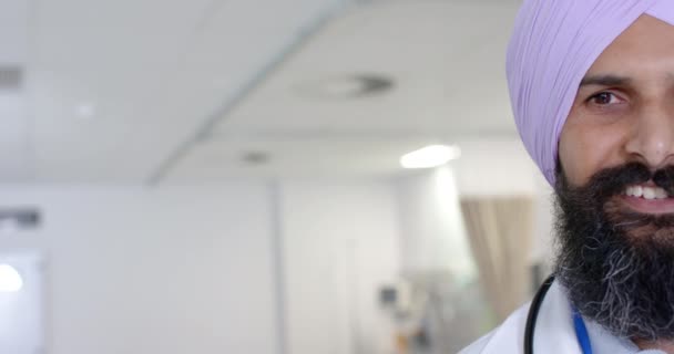 Portret Van Biraciale Sikh Mannelijke Arts Tulband Het Ziekenhuis Kopieer — Stockvideo