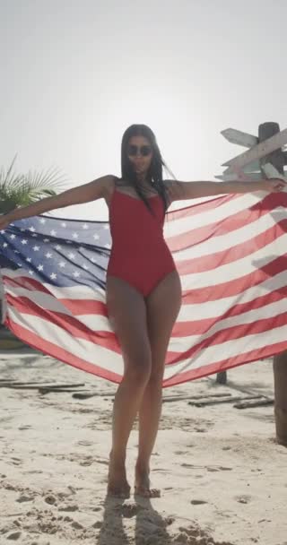 Vertikal Video Lycklig Biracial Kvinna Dansar Med Amerikansk Flagga Solig — Stockvideo