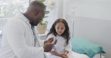 Hastanedeki otoskopi hastası kızı yavaş çekimde muayene eden doktorunuz kutlu olsun. İlaç, sağlık ve bakım.