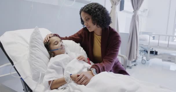 Беспокойная Расовая Мать Больная Дочь Больная Пациентка Кислородной Маской Больнице — стоковое видео