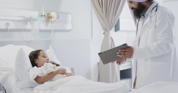 Szczęśliwy Dwurasowy Lekarz Pomocą Tabletki Chorą Dziewczyną Pacjenta Łóżku Szpitalnym — Wideo stockowe