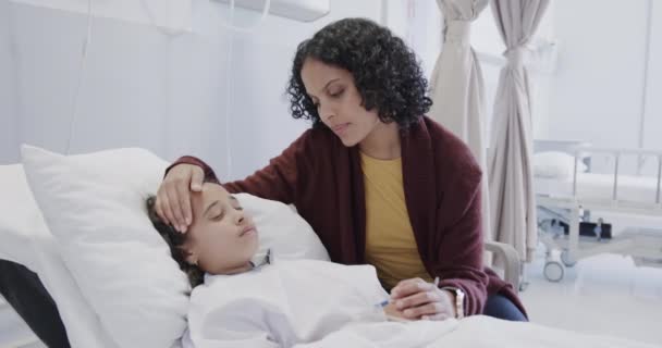 Besorgte Mutter Streichelt Ihre Schlafende Kranke Tochter Krankenhaus Zeitlupe Medizin — Stockvideo