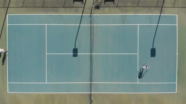Diverse Mannelijke Tennissers Die Rackets Houden Tennis Spelen Het Veld — Stockvideo