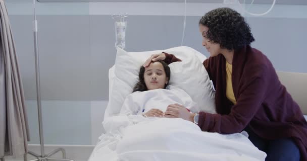 Preoccupata Madre Birazziale Accarezzando Suo Malato Sonno Paziente Figlia Ospedale — Video Stock