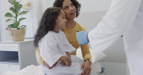 Szczęśliwy Zróżnicowany Lekarz Sprawdzający Gardło Chorej Dziewczyny Szpitalu Zwolnionym Tempie — Wideo stockowe