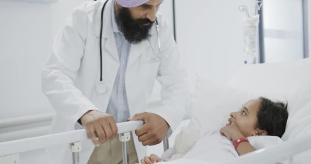 Gelukkige Biraciale Dokter Praat Met Zieke Meisje Patiënt Het Ziekenhuis — Stockvideo