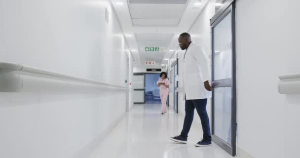 Estresado Afroamericano Médico Masculino Apoyado Pared Hospital Cámara Lenta Medicina — Vídeos de Stock