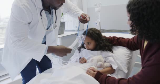 スローモーションで病気の少女患者に酸素マスクを装着する多様な医師 健康とケア — ストック動画