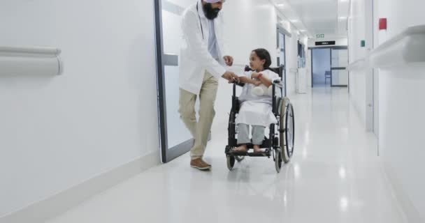Feliz Médico Birracial Caminando Hablando Con Una Paciente Enferma Silla — Vídeo de stock