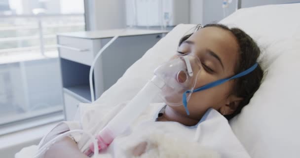 Paciente Biracial Enferma Con Máscara Oxígeno Durmiendo Cama Hospital Cámara — Vídeo de stock