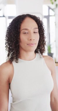 Melez kadının yavaş çekimde videoya çektiği dikey bir görüntü. Ev hayatı, yaşam tarzı ve özgüven..