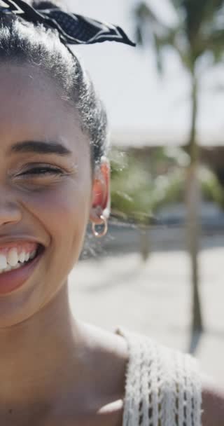 Vídeo Vertical Medio Retrato Mujer Feliz Birracial Sonriendo Playa Soleada — Vídeo de stock