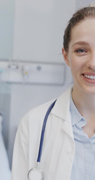 Vídeo Vertical Metade Retrato Médico Feminino Caucasiano Feliz Hospital Câmera — Vídeo de Stock
