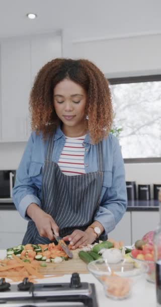 Mutfakta Sebzeleri Yavaş Çekimde Kesen Mutlu Afro Amerikan Kadının Dikey — Stok video