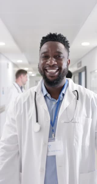 Κάθετο Βίντεο Του Πορτραίτου Ενός Χαρούμενου Αφροαμερικανού Γιατρού Που Κοιτάζει — Αρχείο Βίντεο