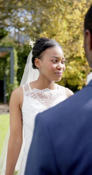 Vídeo Vertical Casal Afro Americano Sorrindo Cerimônia Casamento Jardim Câmera — Vídeo de Stock