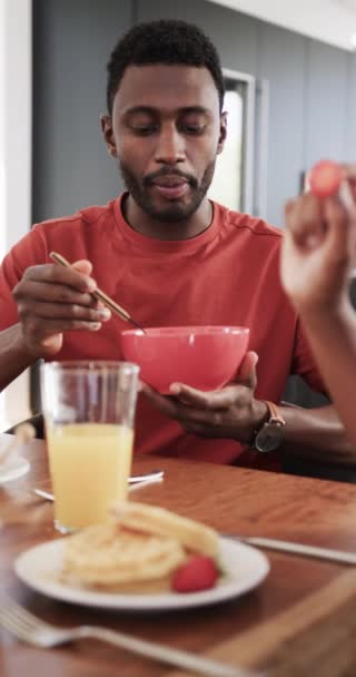 Mutlu Afro Amerikan Çiftin Ağır Çekimde Kahvaltı Edişinin Dikey Videosu — Stok video