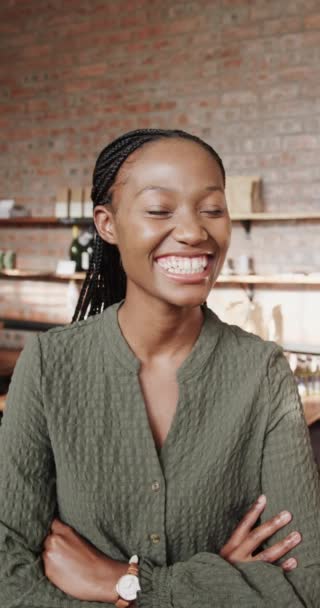 コーヒーショップで笑っている幸せなアフリカ系アメリカ人女性の縦ビデオ スローモーション ライフスタイル 起業家精神 地域ビジネス — ストック動画