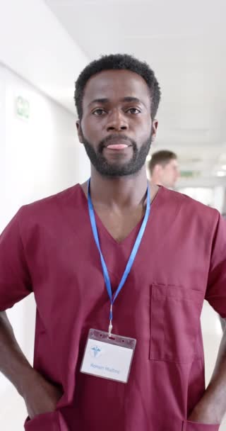 Κάθετο Βίντεο Πορτραίτο Ενός Χαρούμενου Αφροαμερικανού Νοσοκόμου Που Κοιτάζει Την — Αρχείο Βίντεο