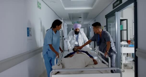Zajęty Różnorodnych Lekarzy Chirurgów Spacerujących Pacjentem Łóżku Szpitalnym Zwolnionym Tempie — Wideo stockowe