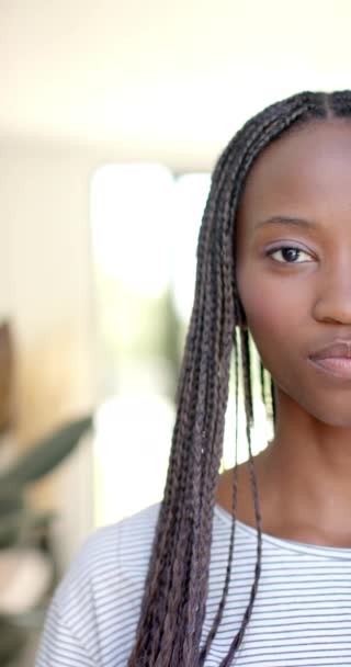スローモーションで自宅で幸せなアフリカ系アメリカ人女性の肖像画の垂直ビデオ 家庭生活 — ストック動画