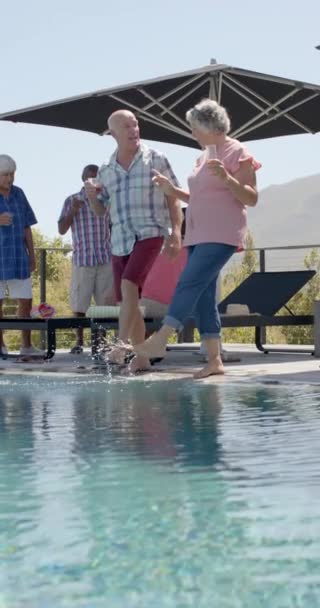 プールでプレーし スローモーションを受け入れる幸せな高齢者の多様な人々 ライフスタイルと休暇 — ストック動画