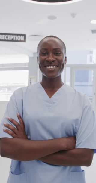 Κάθετο Βίντεο Πορτραίτο Μιας Χαρούμενης Αφροαμερικάνας Γιατρού Στο Νοσοκομείο Αργή — Αρχείο Βίντεο