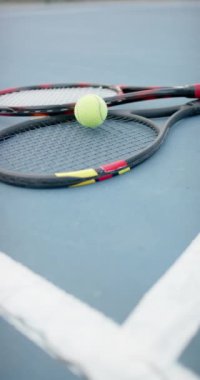 Tenis raketi ve topun yavaş çekimde yakın çekim videosu. Spor, yaşam tarzı ve etkinlik.