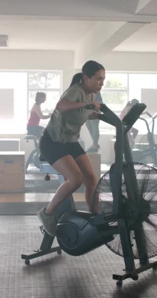 不同的女运动员在体育馆慢动作运动的垂直录像 健康的生活方式和活动 — 图库视频影像