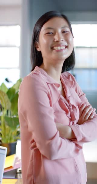 Vídeo Vertical Retrato Mulher Negócios Asiática Sorrindo Escritório Câmera Lenta — Vídeo de Stock