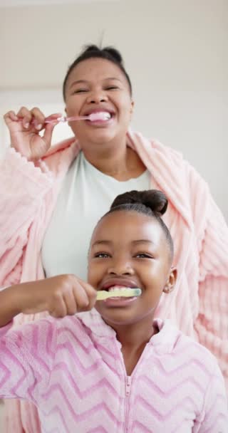 Вертикальне Відео Про Щасливу Американську Матір Дочку Чистять Зуби Повільному — стокове відео
