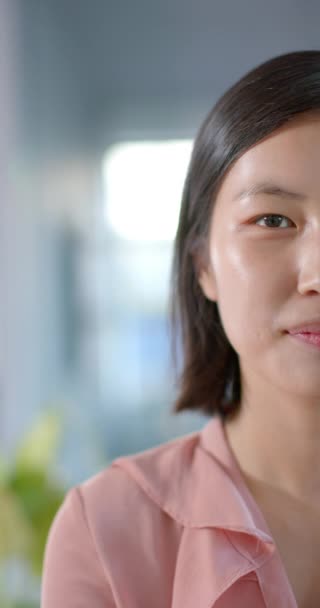 Vertikal Video Porträtt Asiatisk Affärskvinna Som Ler Mot Kontoret Slow — Stockvideo
