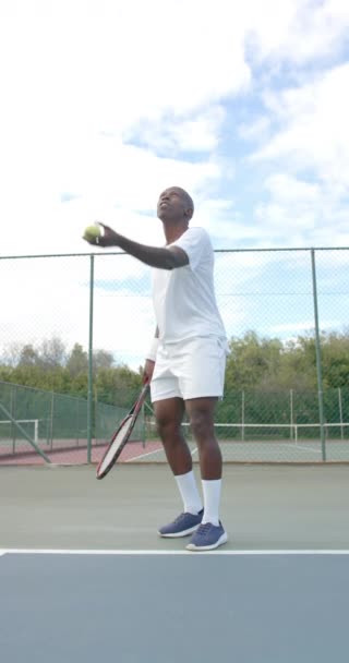 Вертикальне Відео Портретом Афроамериканського Чоловіка Який Грає Теніс Повільному Русі — стокове відео