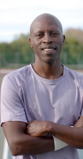 关于在网球场慢镜头下快乐的非洲裔美国人画像的垂直录像 生活方式和活动 — 图库视频影像