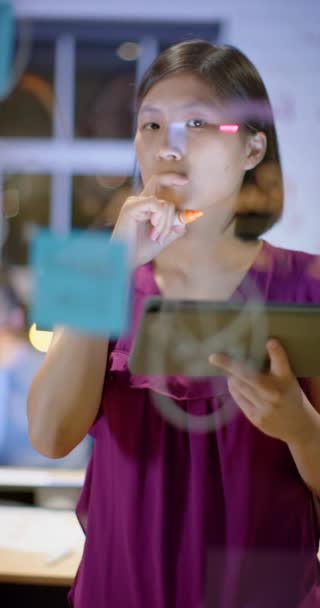 Vidéo Verticale Une Femme Affaires Asiatique Utilisant Une Tablette Écrivant — Video