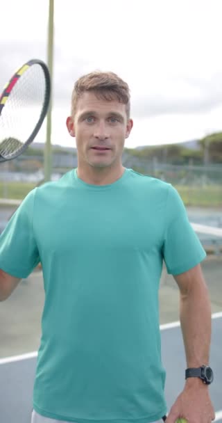 Verticale Video Van Portret Van Vrolijke Blanke Man Met Tennisracket — Stockvideo