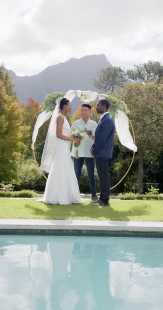 Vídeo Vertical Homem Asiático Oficiando Cerimônia Casamento Para Casal Afro — Vídeo de Stock