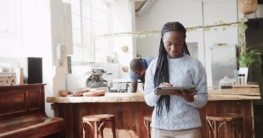 Afro-Amerikan kadın portresi tablet kullanıyor ve kahvecide gülümsüyor, ağır çekimde. Yaşam tarzı, iletişim, girişimcilik ve yerel işletme.