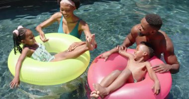 Afro-Amerikan ailesinin çocuklarıyla birlikte kaliteli zaman geçirdiği görüntüler. Yaz, aile, çocukluk ve mutluluk.